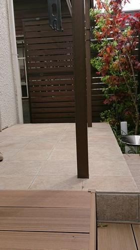 タイル貼りのステージとウッドデッキ