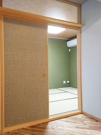 リビング隣接の和室が心地よい空間に