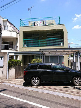 外壁は下地から改修したので、落下の心配も消え、歩行者が安心して歩けるようになった