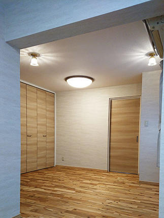 断熱材をたくさんる要した暖かい主寝室