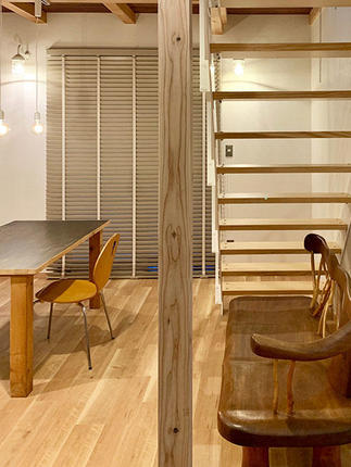 階段裏　開放感をもたせたリビングダイニング