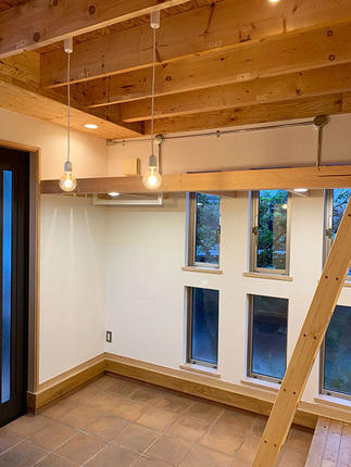 天井を取払い、天井裏の空間を利用して新たにLOFTを作った