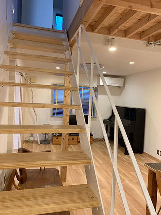 鉄骨フレームのストリップ階段を新たに造作