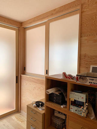 ナチュラルテイストな新規2階の 個室