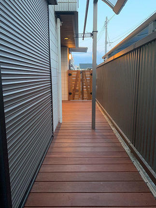 門扉は高耐久で軽く、油分を多く含んだイタウバ材にてを造作