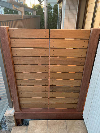 高耐久で木造船や木橋にも使われるイタウバ材でできた門扉