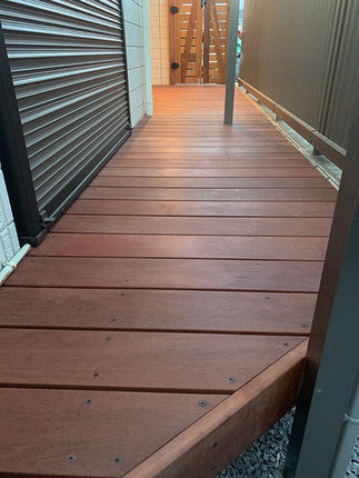 腐食していたウッドデッキが見違えるように