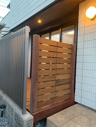 天然木材の門扉が外灯に映える