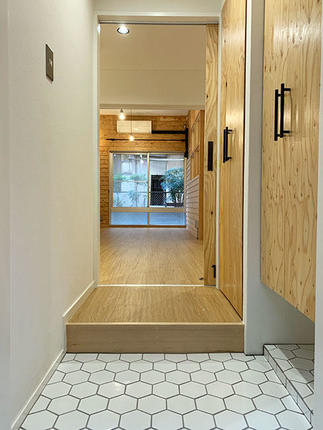 玄関から見た家のなか様子