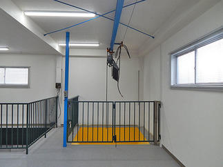 2階作業内リフト廻りの色はカラフルに