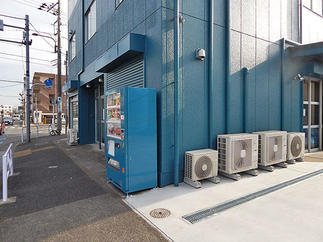 ジュースの自販機も外壁と同色に塗装した。