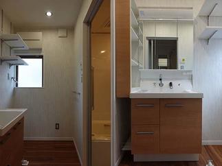 元々のキッチンスペースに浴室と洗面室を新設