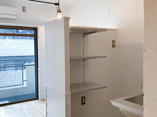キッチン背面にオープン収納と 冷蔵庫スペースを