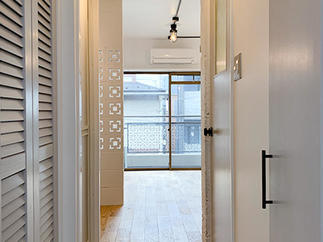 各ドアはグレーでまとめて ミッドセンチュリースタイルに