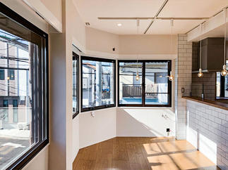 窓が多く明るいリビング