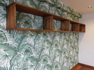 洋室には葉の模様が爽やかな壁紙と造作飾り棚を。
