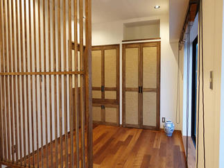 間仕切りを木で作ることで、落ち着いた雰囲気に。