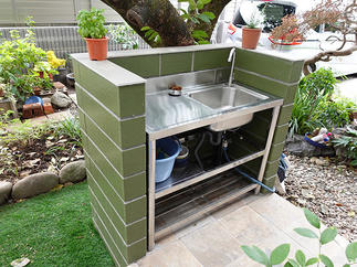 奥様が陶芸の時に使用するステンレスシンク。タイル貼りの化粧ブロックで囲った。