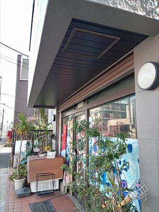 雨除け部分も綺麗に貼り換えました