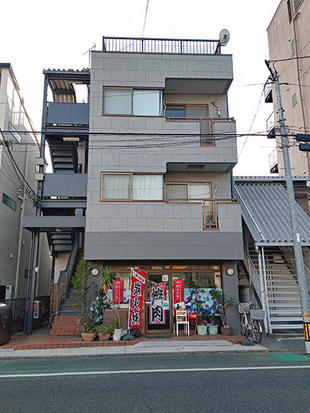 通行人が歩いているところに、外壁のタイルが落ちてきた