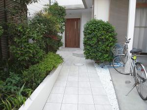 アプローチのタイルも白で統一！