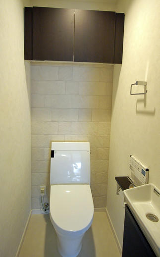 手洗いを別にしてスッキリとして空間に。エコカラットもアクセントに。