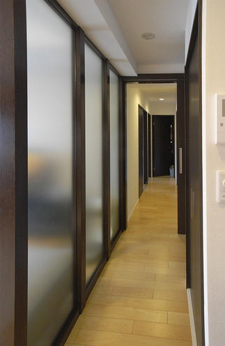 廊下には圧迫感のない透ける素材で間仕切りを作りました。