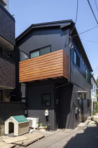 外壁も黒のガルバリウム鋼板で