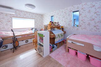 明るく、女の子の夢がつまった子供室