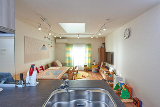 明るいリビングダイニング