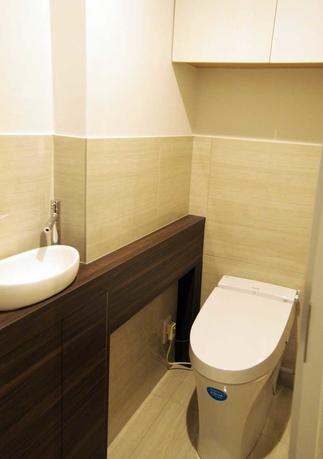 床と壁のタイルがスタイリッシュ