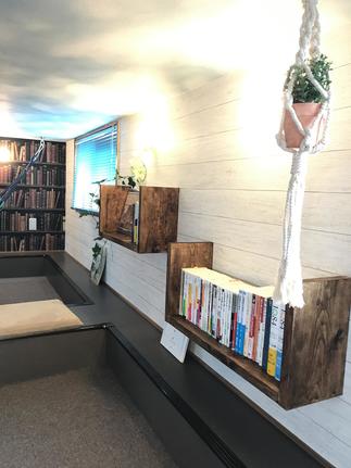 本棚も空間にマッチ