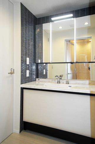 シンプルデザインの洗面室