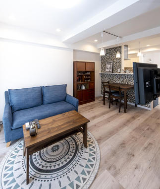 落ち着いた色彩で個性的なアクセントタイル