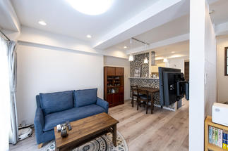 寝室との境をアクセントウォールでゆるやかに仕切っています。