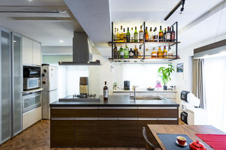 スチールとウォールナットの棚で男前なキッチン。