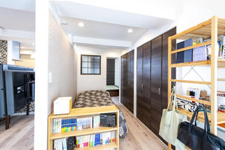 アクセントに窓を取り付けました。