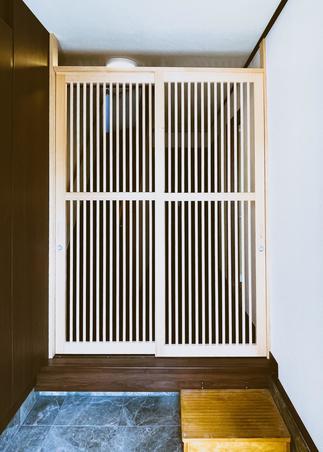 玄関に猫ちゃん脱走防止の引違い扉をつけました。