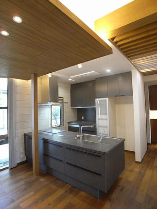 ペニンシュラキッチンがメインのLDK。セラミックカウンターが使いやすく料理の腕前もあがりそう。