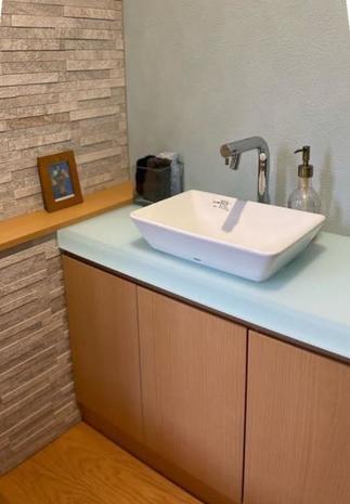 手洗いカウンターは広くて使いやすいベッセルタイプに。