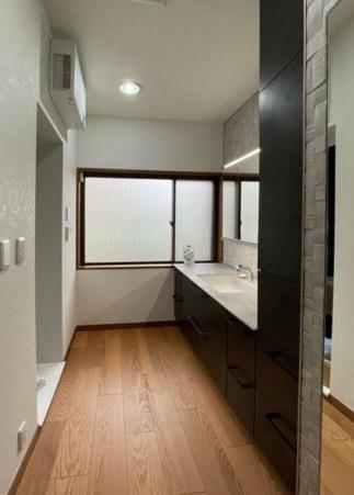 ミラーの照明が素敵なひろびろとした洗面室