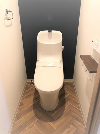 LIXILｱﾒｰｼﾞｭZAシャワートイレ　ネイビーのアクセントクロス　ヘリンボーン柄クッションフロア