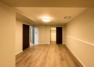 書斎コーナーのあるベッドルーム