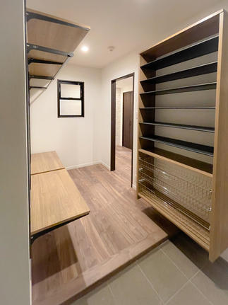 シューズクローゼットはコートからアウトドア用品まで収納力がバツグン。