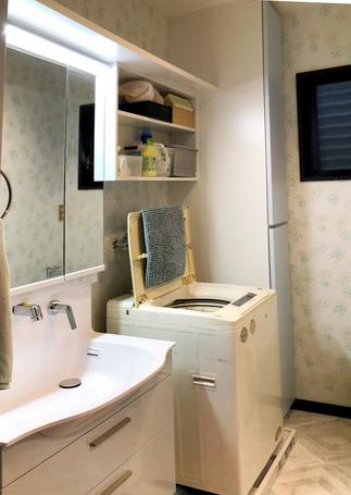 洗面　ユーティリティー：造作収納家具と棚板で収納充実