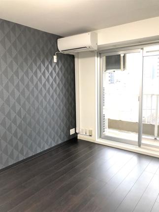 子供室　シックなアクセントクロスとフローリングで大人な空間へ