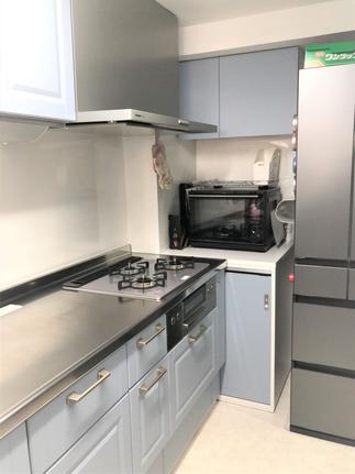 キッチンに電子レンジ用にキッチン扉と同素材の収納を造作　収納扉は引戸です　