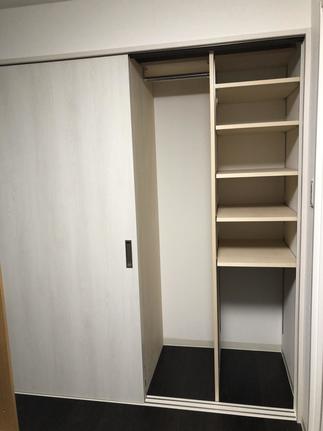 押入れをクローゼットに　収納BOXに合わせた棚とハンガーパイプでスッキリ収納が可能に