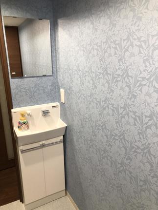 セカンド手洗いに　ブルーグレー壁紙でシックなおしゃれ感を