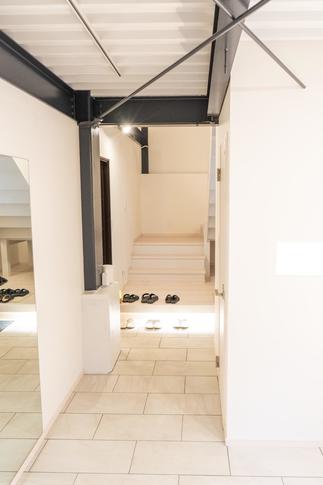 白と黒のコントラストと間接照明が印象的なホール